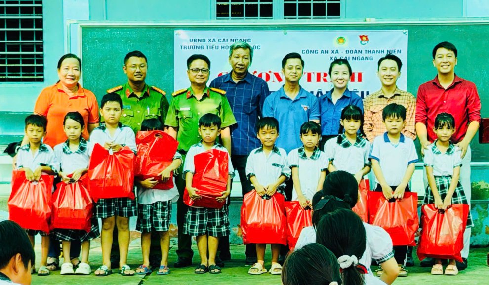 Công an xã Cái Ngang thăm, tặng quà học sinh có hoàn cảnh khó khăn