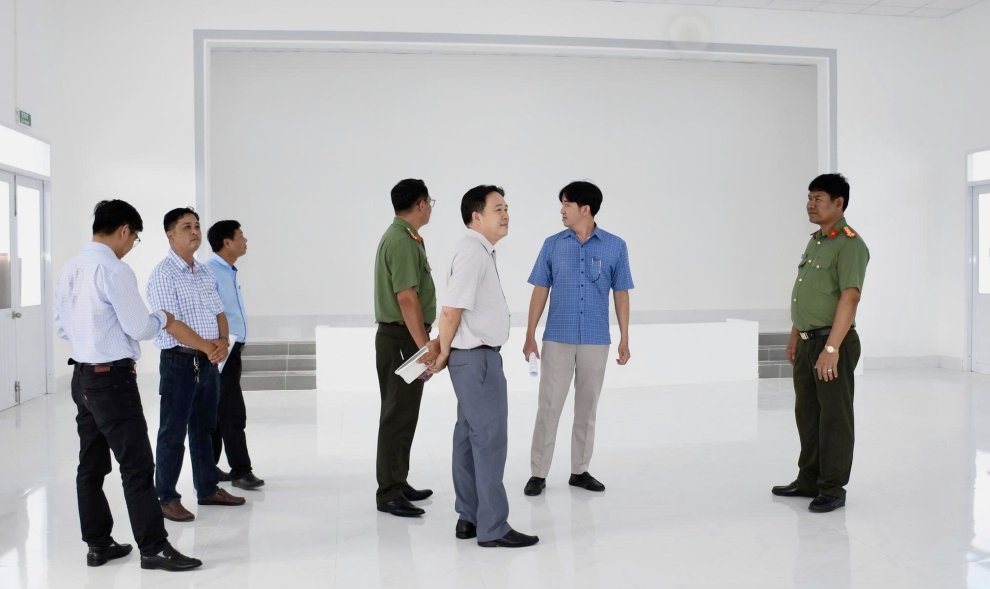 Đại tá Sơn Chí Hùng, Phó Giám đốc Công an tỉnh tham gia kiểm tra, nghiệm thu công trình Cơ sở cai nghiện ma túy số 3