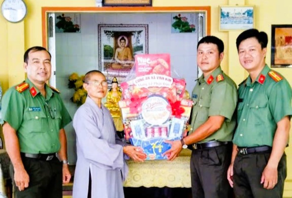 Công an xã Vinh Kim thăm, tặng quà nhân dịp Lễ Phật đản 2026