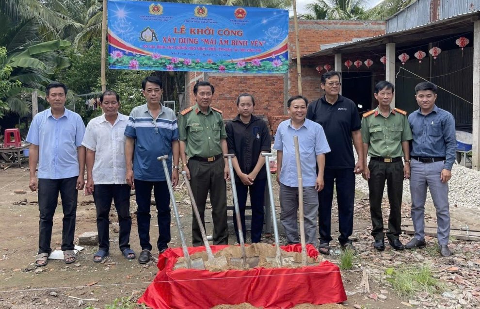 Phòng An ninh chính trị nội bộ phối hợp khởi công xây dựng 02 căn nhà “Mái ấm bình yên”