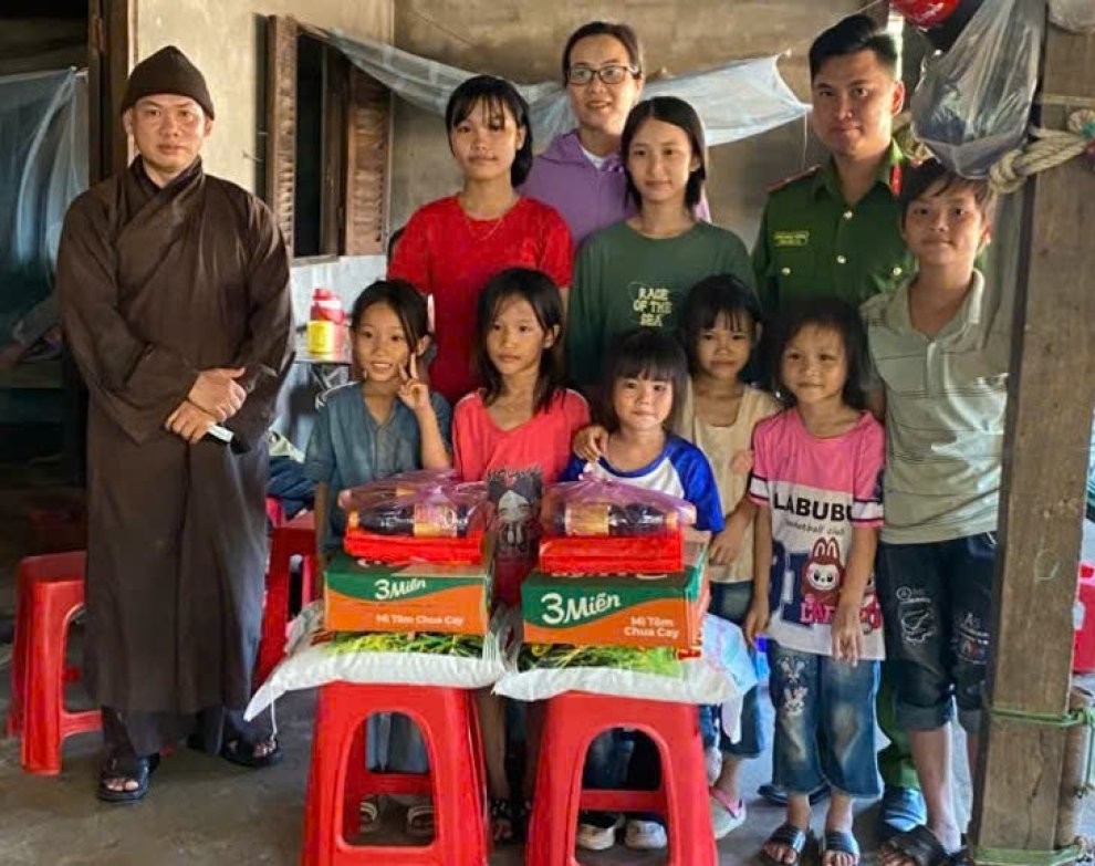 Công an xã Đông Hải phối hợp thăm, tặng quà trẻ mồ côi và người dân có hoàn cảnh khó khăn