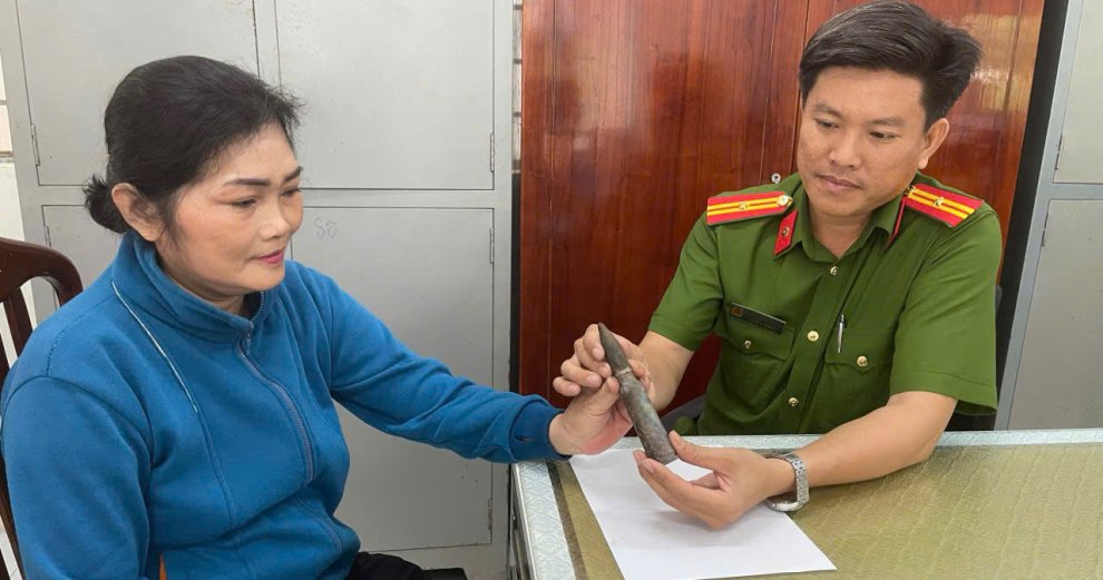 Công an xã Ngãi Tứ tiếp nhận đạn do người dân giao nộp