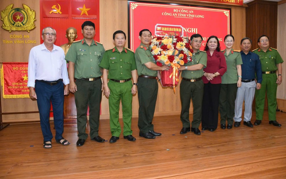 Công an tỉnh Vĩnh Long thông báo quyết định của Bộ trưởng Bộ công an về công tác cán bộ