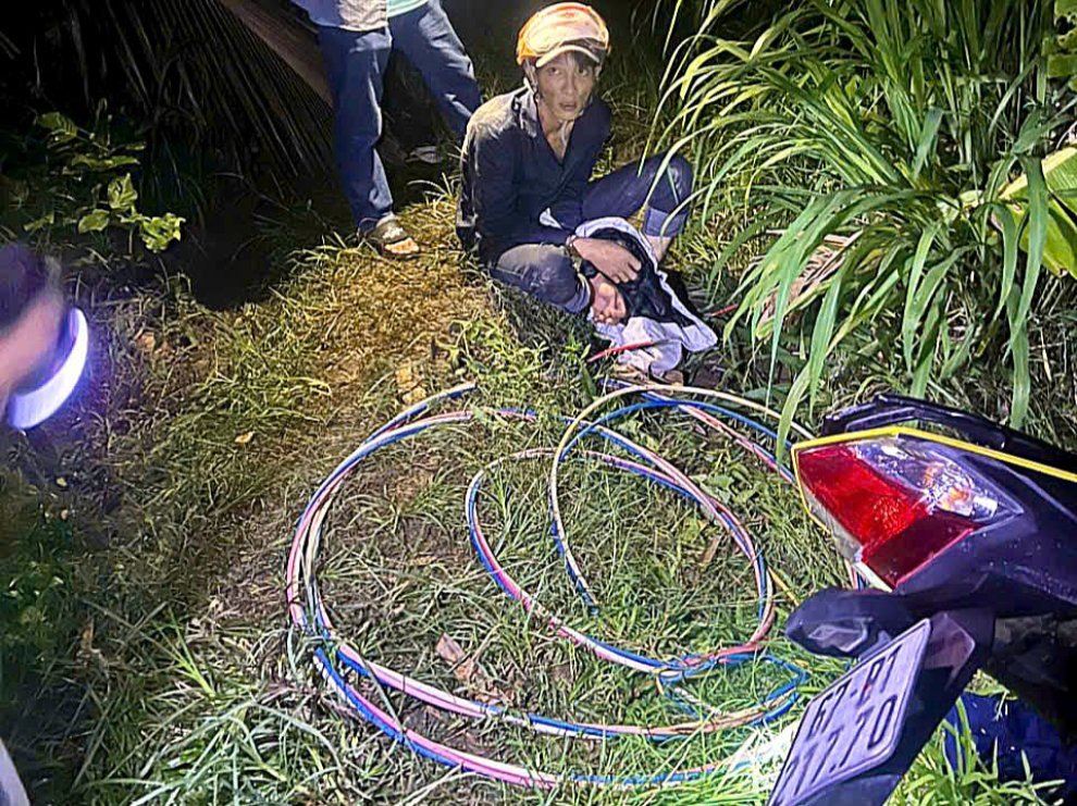 1 Công an xã Long Hữu bắt quả tang đối tượng Phạm Ngọc Đến