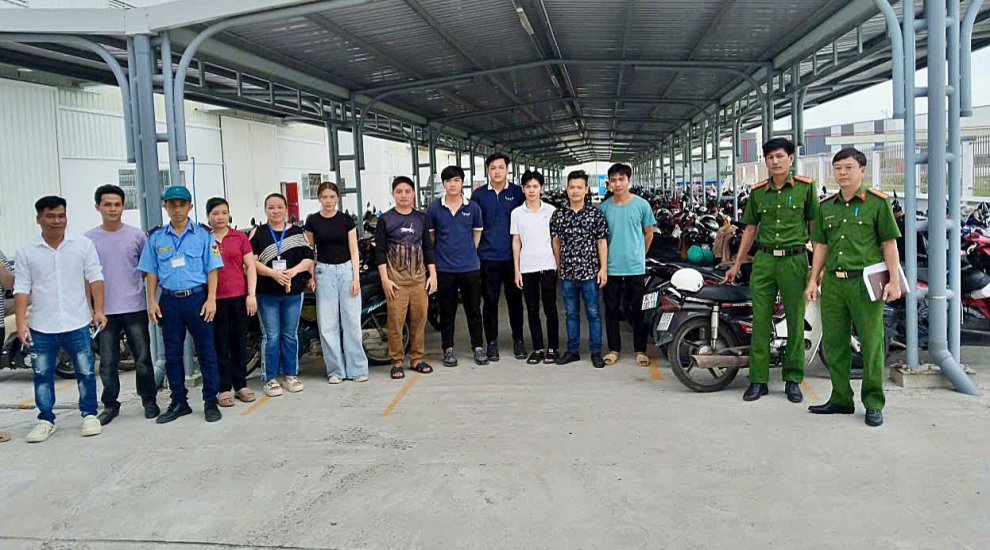 2 Công an xã Hiệp Mỹ kiểm tra các phương tiện