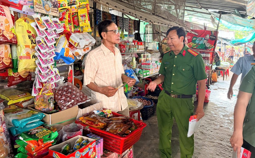 2 Công an xã Hiệp Mỹ phát tờ rơi tuyên truyền