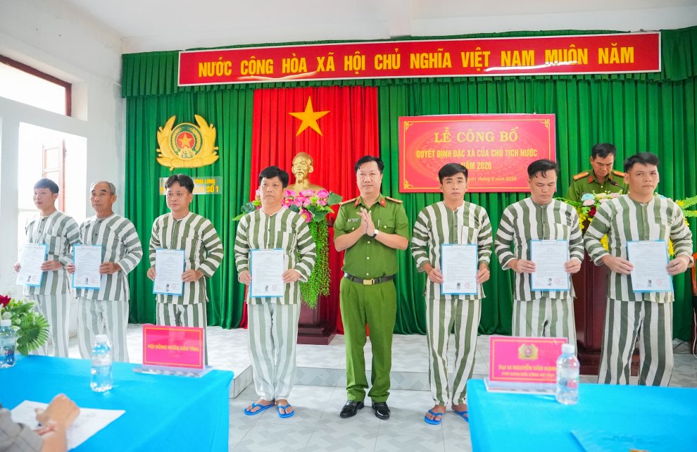 Trại Tạm giam số 1 Công an tỉnh Vĩnh Long công bố quyết định đặc xá của Chủ tịch nước cho 07 phạm nhân