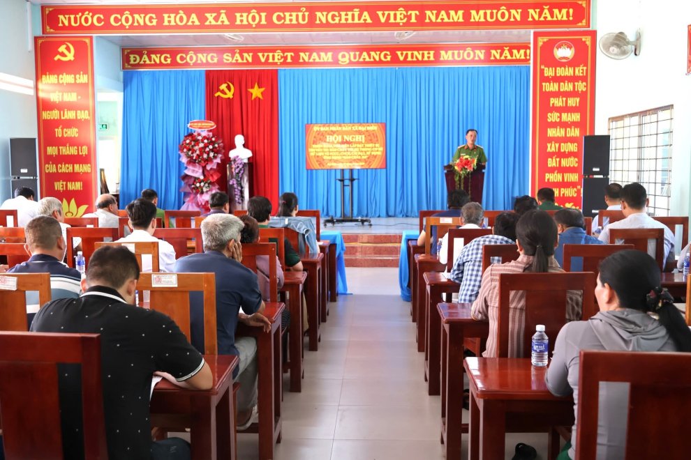 Công an xã Đại Điền tuyên truyền lắp đặt thiết bị truyền tin báo cháy và ứng dụng “Báo cháy 114”