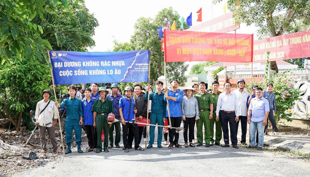 4 Các lực lượng ra quân thực hiện dọn dẹp vệ sinh môi trường