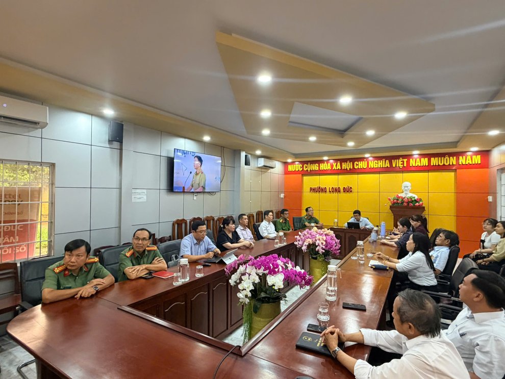 Công an phường Long Đức tham mưu tổ chức Lễ phát động Chương trình “Bảo vệ và hỗ trợ trẻ em phát triển trên môi trường mạng giai đoạn 2026-2030”