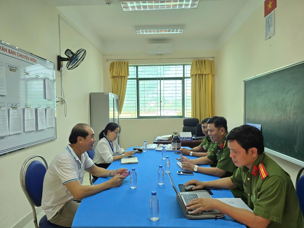 Ảnh 1 Đoàn kiểm tra làm việc với Lãnh đạo nhà trường