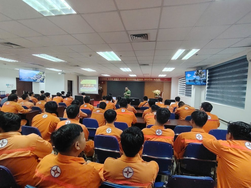 Ảnh 1 Lực lượng phòng cháy, chữa cháy và cứu nạn, cứu hộ chuyên ngành tham gia học lý thuyết