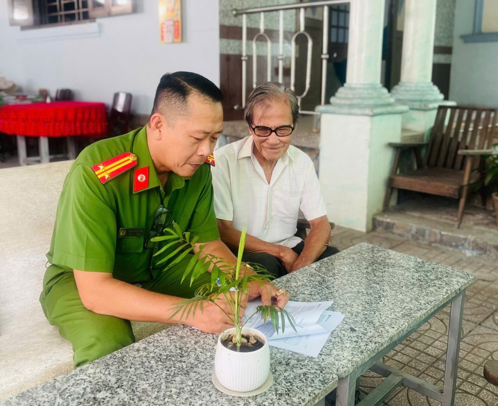 ANH 2 LAP PHIEU KHAO SAT THU THAP THONG TIN