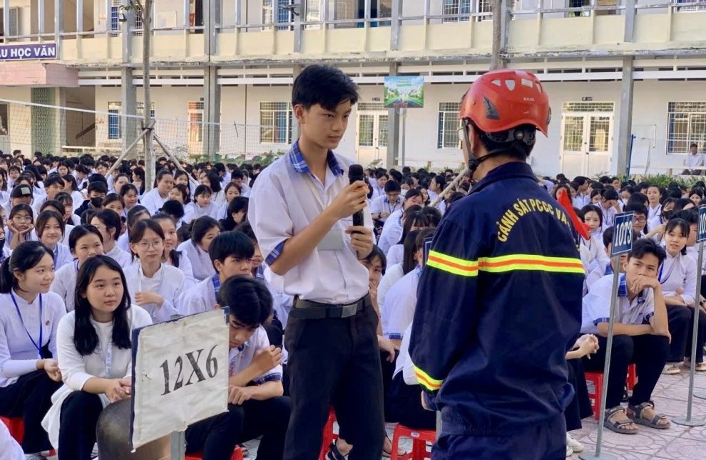 Ảnh 2 Cán bộ Phòng Cảnh sát PCCC và CNCH đặt câu hỏi tình huống, giao lưu với học sinh tại buổi tuyên truyền