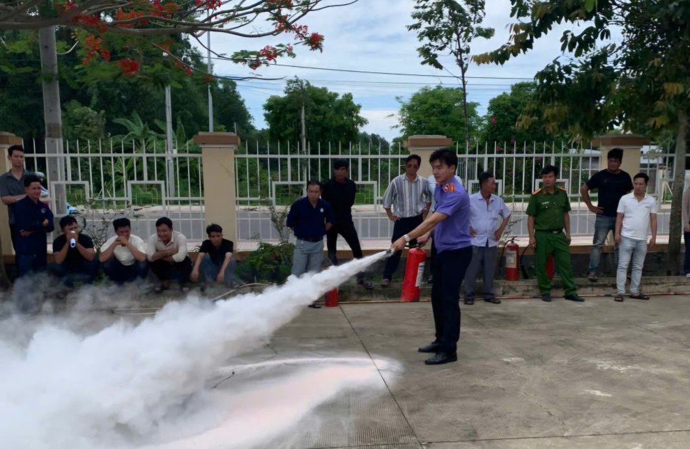 Ảnh 2 Học viên sử dụng phương tiện chữa cháy dập tắt đám cháy xăng, dầu