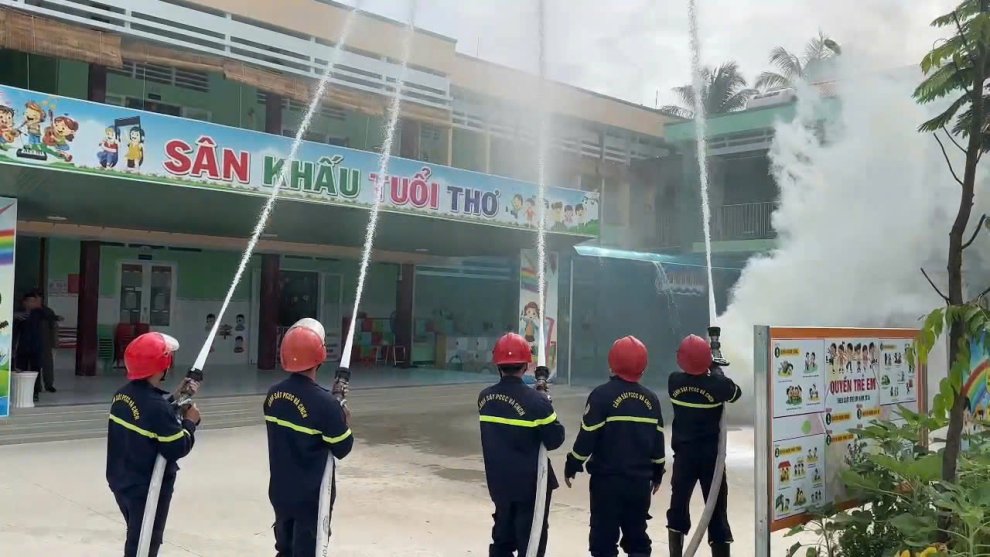 Ảnh 2 Lực lượng Cảnh sát PCCC và CNCH triển khai đội hình dặt tắt đám cháy