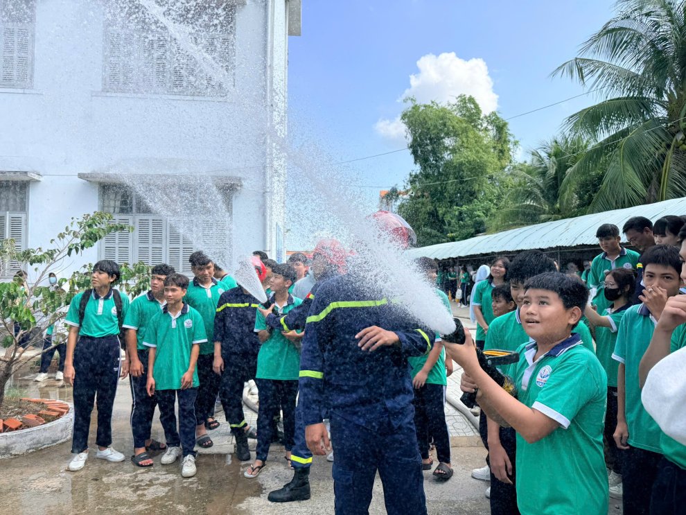 Ảnh 3 Học sinh tham gia cầm lăng chữa cháy