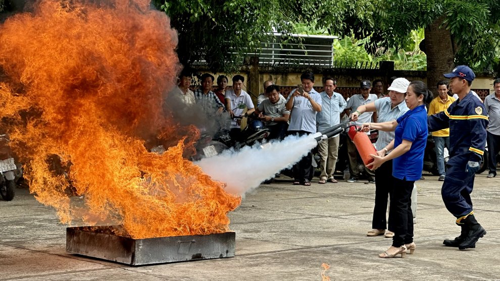 Ảnh 3 Hướng dẫn học viên sử dụng phương tiện chữa cháy xách tay