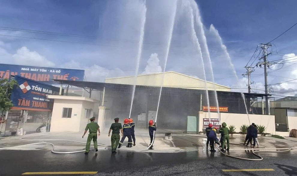 Ảnh 3 Lực lượng chữa cháy triển khai đội hình tiếp cận đám cháy