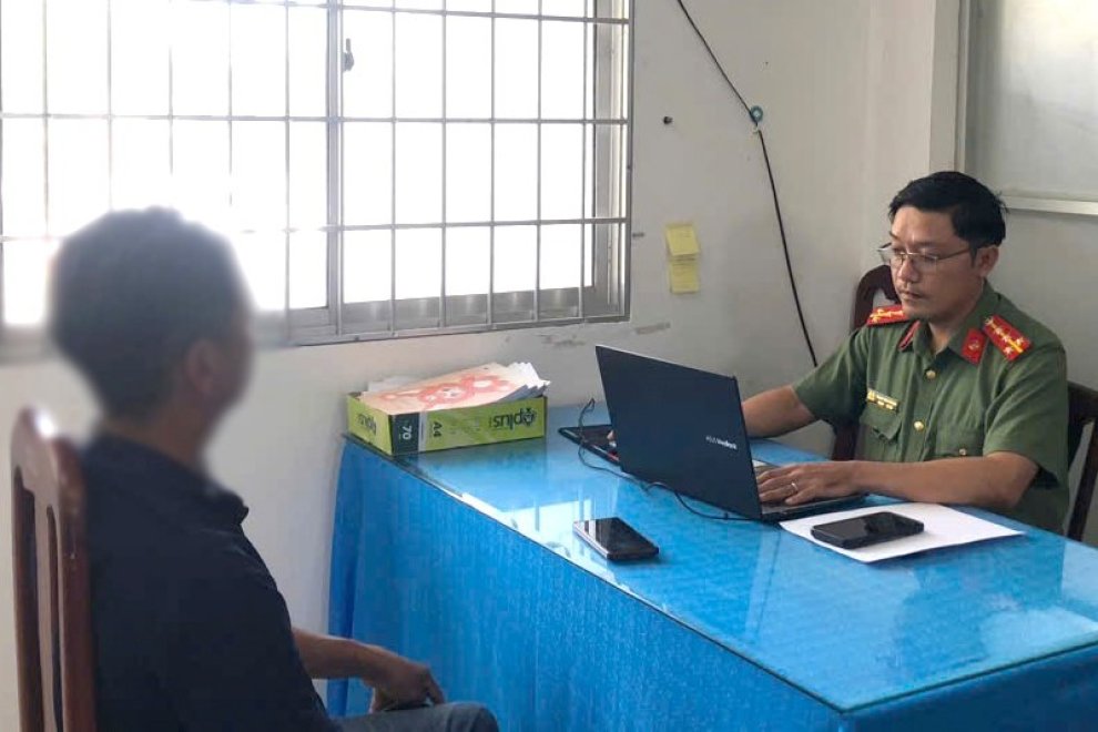 Ảnh, cán bộ làm việc với đương sự
