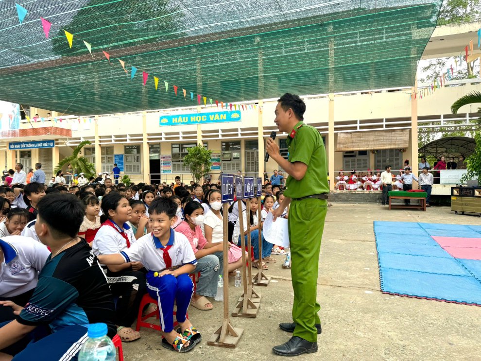 Ảnh Chi đoàn Công an xã Vĩnh Thành tuyên truyền pháp luật cho học sinh