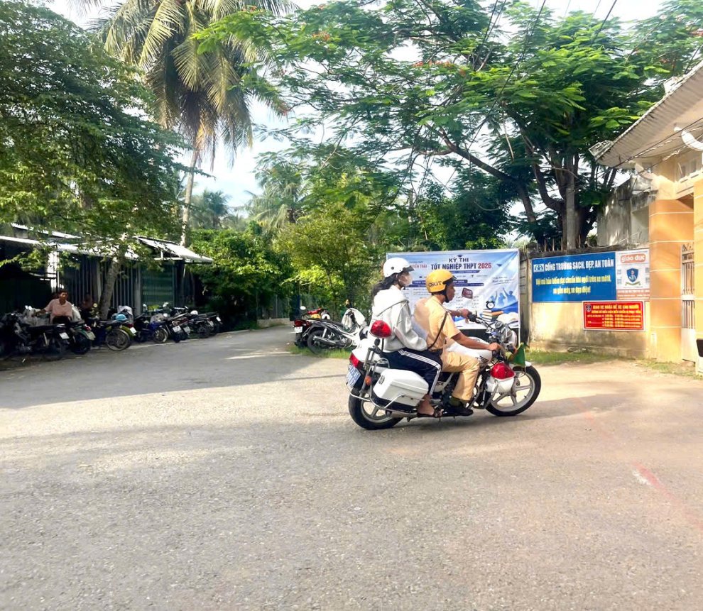 ảnh csgt đưa em D đến trường kịp thời