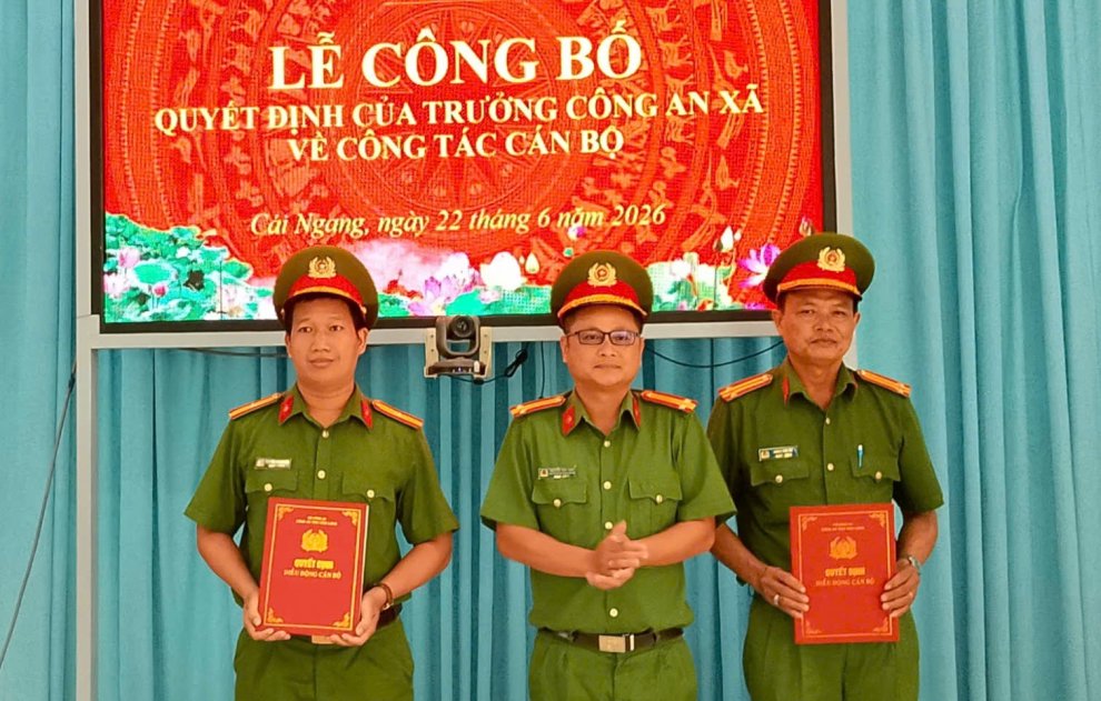 Công an xã Cái Ngang công bố và trao các quyết định của Trưởng Công an xã về công tác cán bộ
