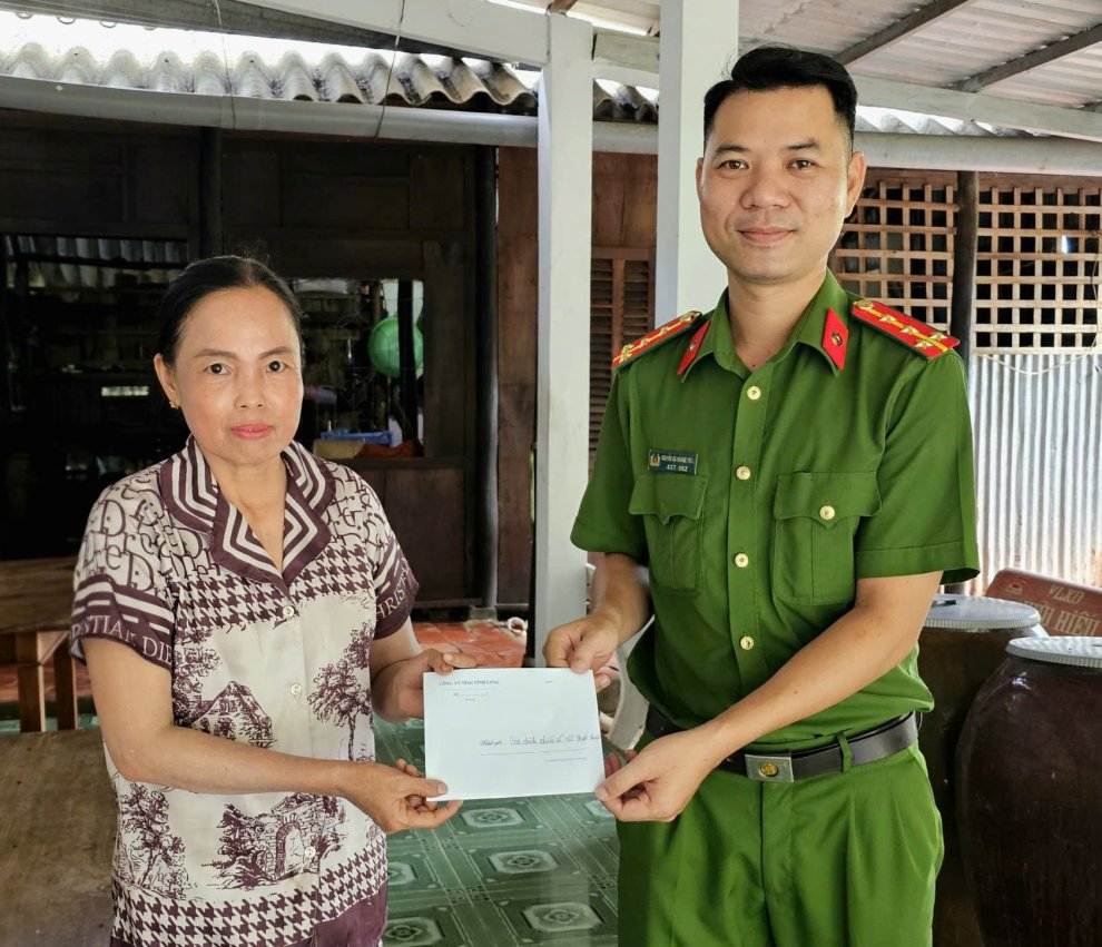 Ảnh thăm hỗ trợ kinh phí gia đình chiến sĩ NVCA 2