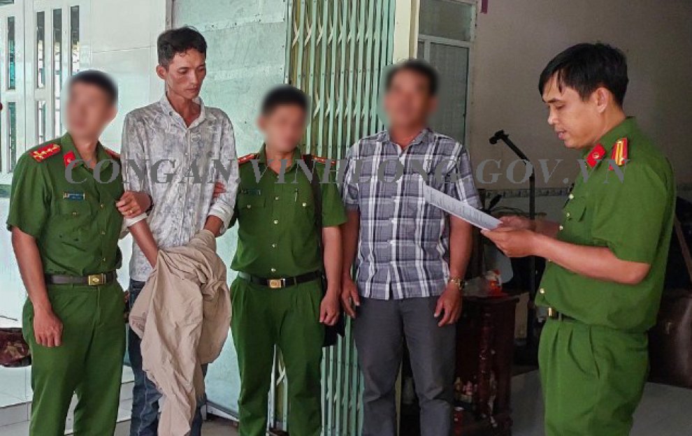 Bị can Dương Văn Đựng (giữa)