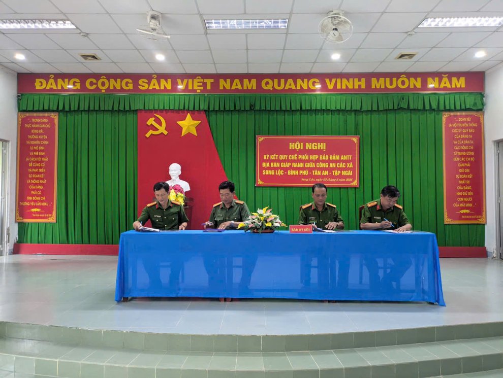 Các đồng chí đại diện Lãnh đạo Công an các xã