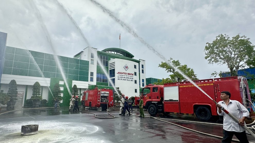 Các lực lượng triển khai phương án chữa cháy và CNCH tại Công ty