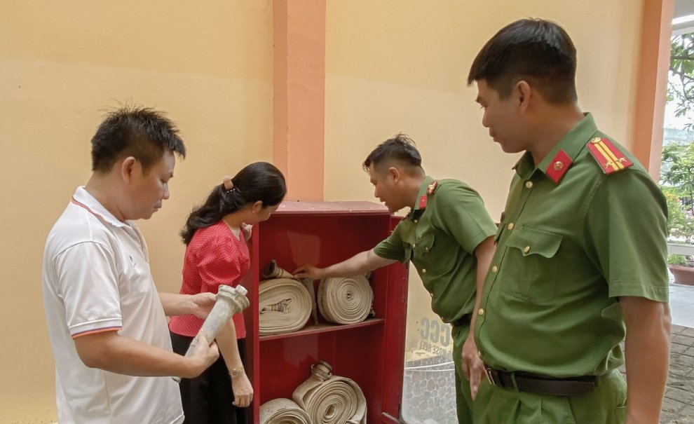 Cán bộ, Cảnh sát phòng cháy, chữa cháy và cứu nạn, cứu hộ Công an tỉnh kiểm tra thiết bị chữa cháy tại Trường THPT Bình Minh