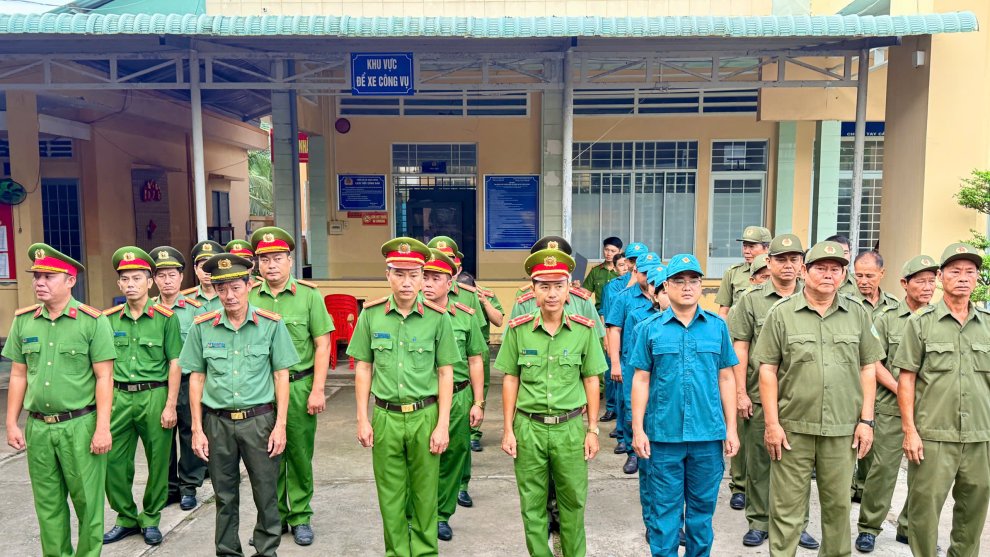 Cán bộ chiến sĩ Công an xã Châu Hưng chuẩn bị sẵn sàng ra quân