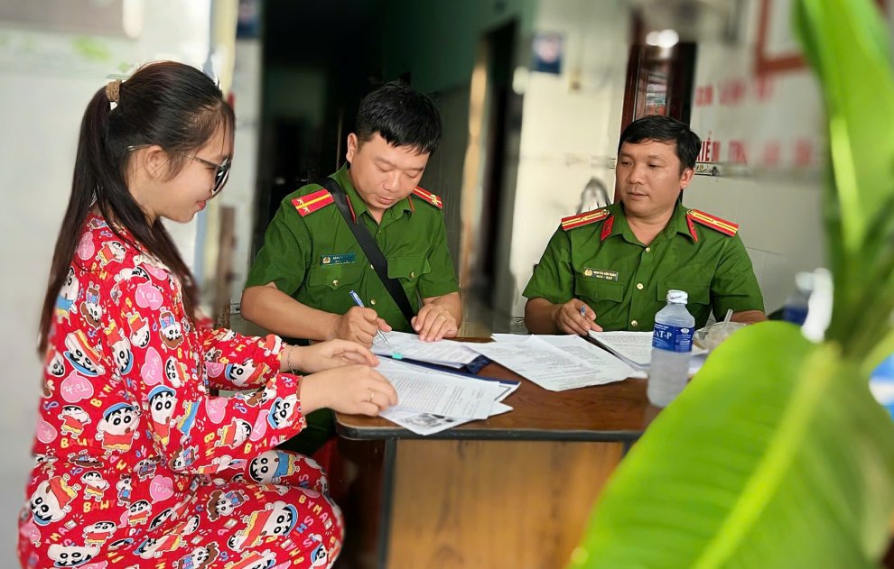 Cán bộ Công an xã đến trực tiếp cơ sở kinh doanh tuyên truyền phòng, chống ma túy
