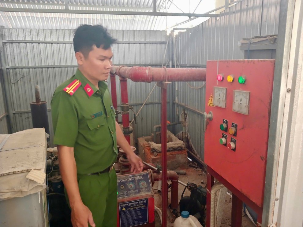 Cán bộ kiểm tra vận hành hệ thống bơm chữa cháy tại điểm thi