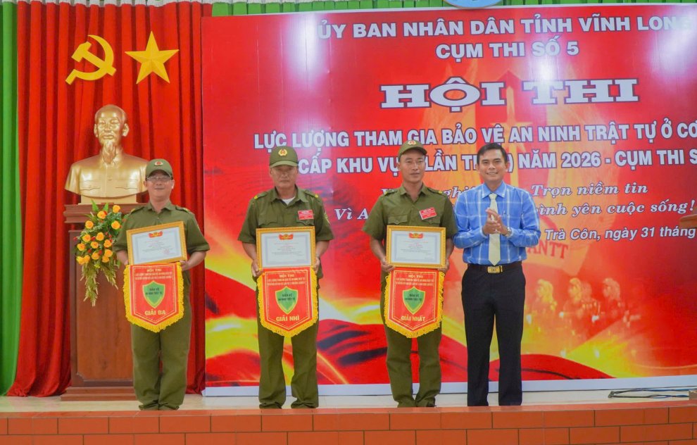 Chủ tịch UBND xã trao giải thưởng