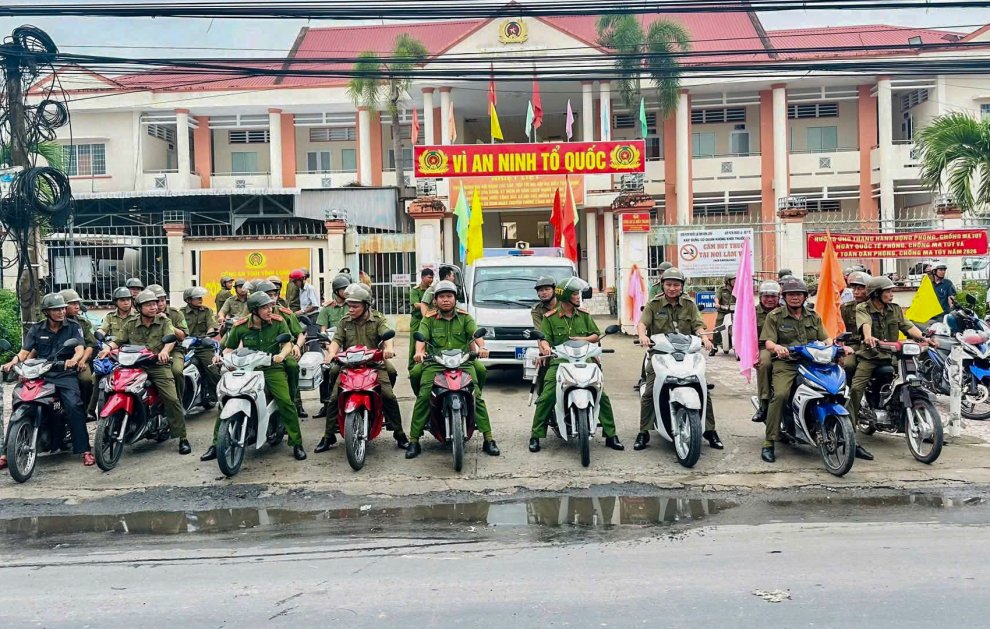 Công an cấp xã đồng loạt diễu hành ra quân cao điểm tấn công, trấn áp tội phạm về ma túy