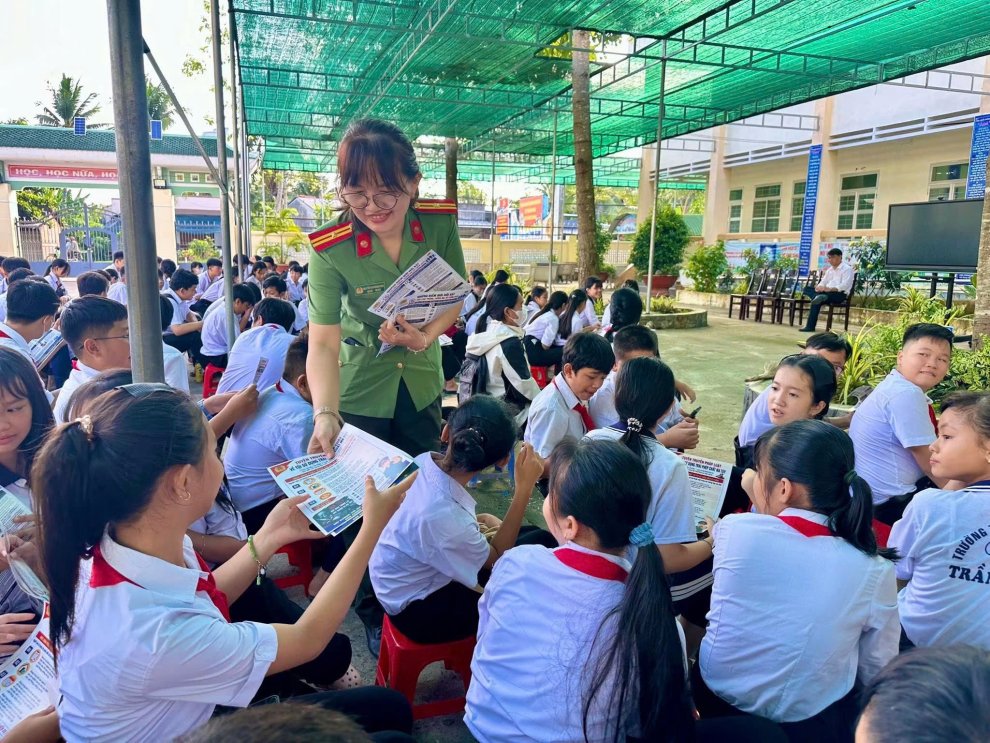 Công an phường phát tờ rơi tuyên truyền pháp luật cho học sinh