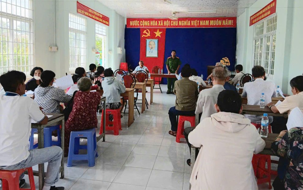 Công an phường tuyên truyền phòng, chống ma túy tại các khóm b8997de