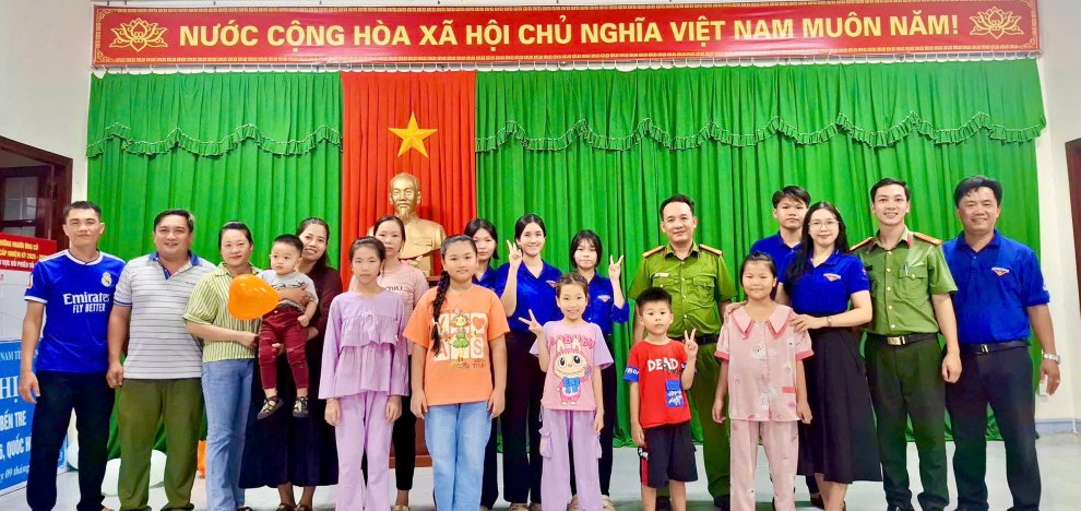 Công an xã Châu Hưng cùng Đoàn Trường THPT Huỳnh Tấn Phát chụp ảnh lưu niệm với các em thiếu nhi