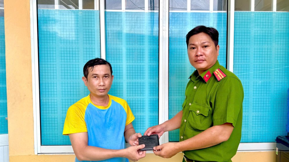 Công an xã Châu Hưng trả lại tài sản cho anh Tăng Nhụt Trường
