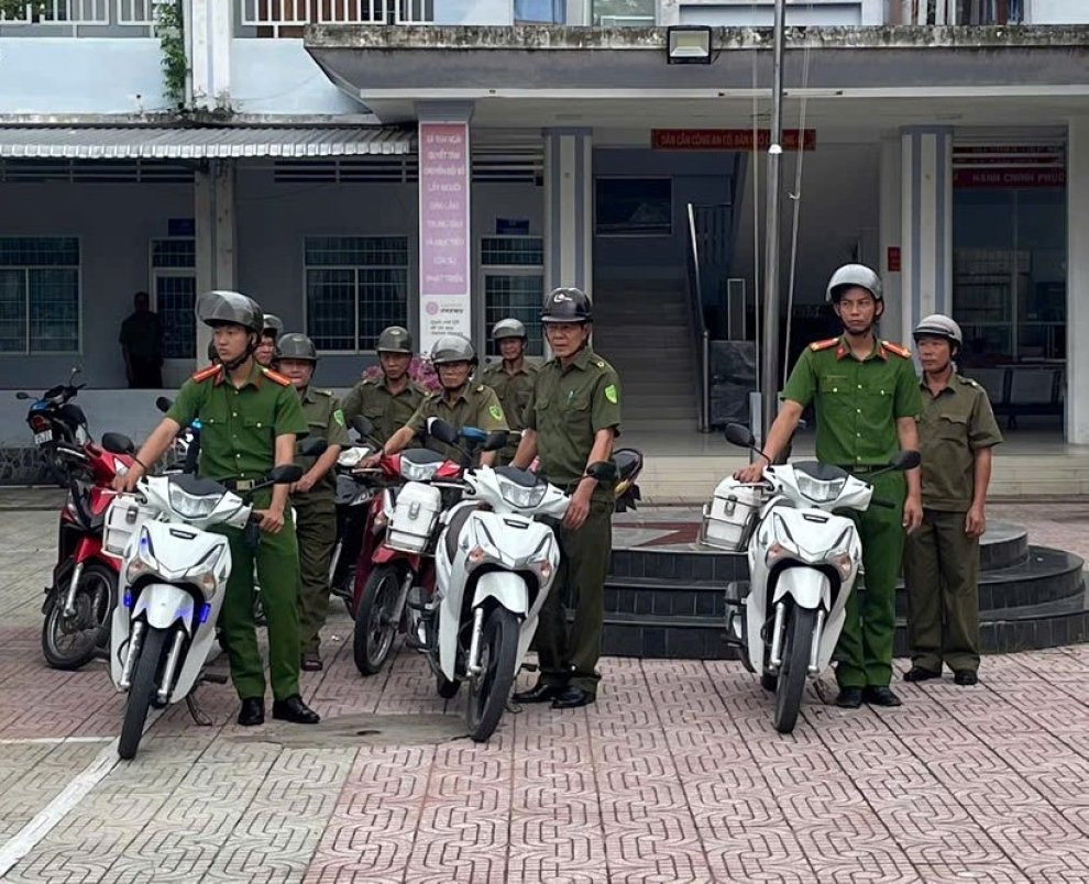 Công an xã cùng lực lượng tham gia BVANTT diễu hành