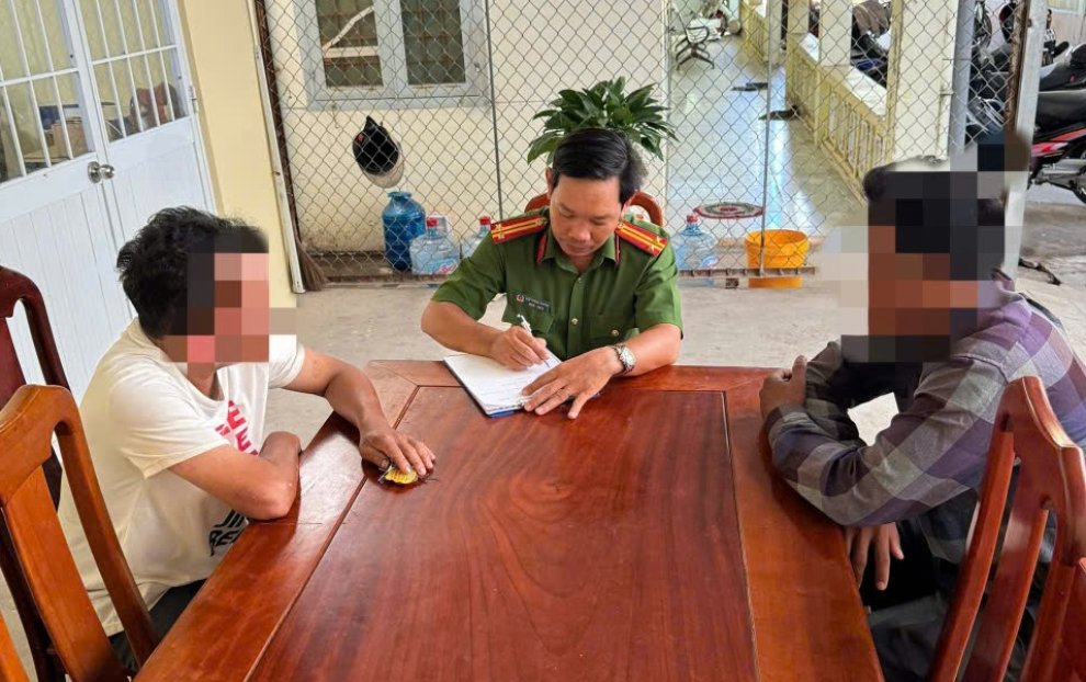 Công an xã Đôn Châu làm việc, hướng dẫn các trường hợp vay vốn tái hòa nhập cộng đồng