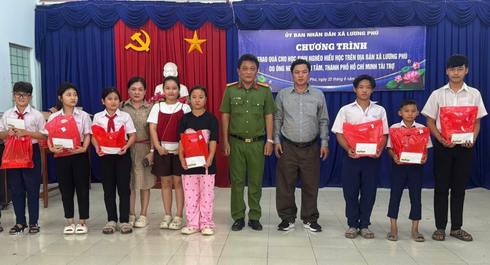 Công an xã Lương Phú phát quà cho các em học sinh