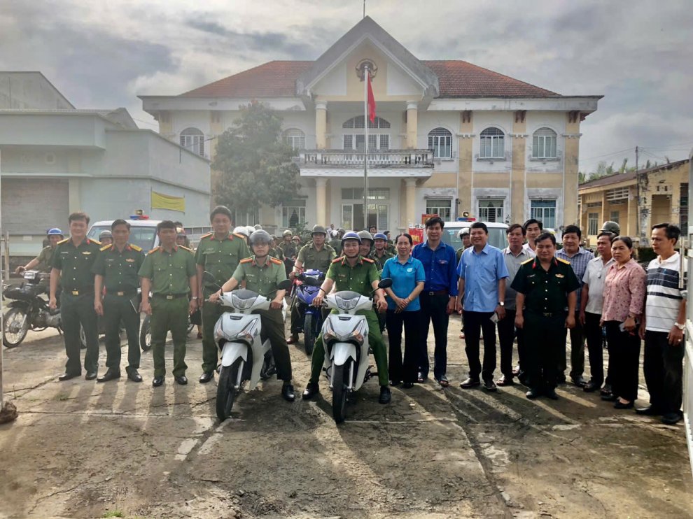 Công an xã ra quân diễu hành