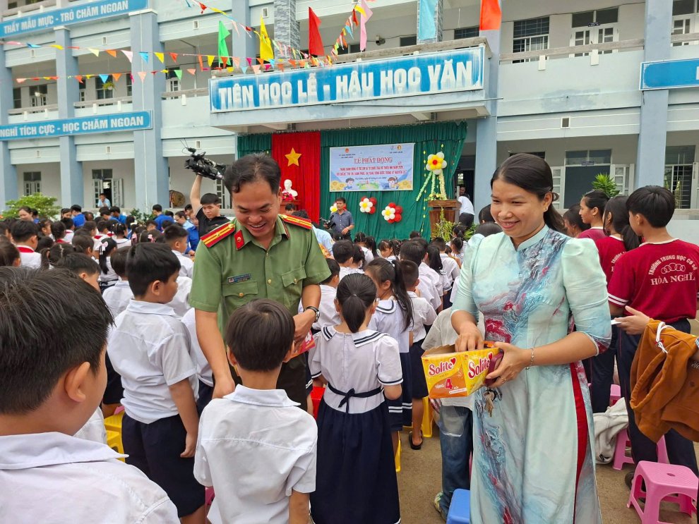 Công an xã tặng quà cho các em học sinh 2