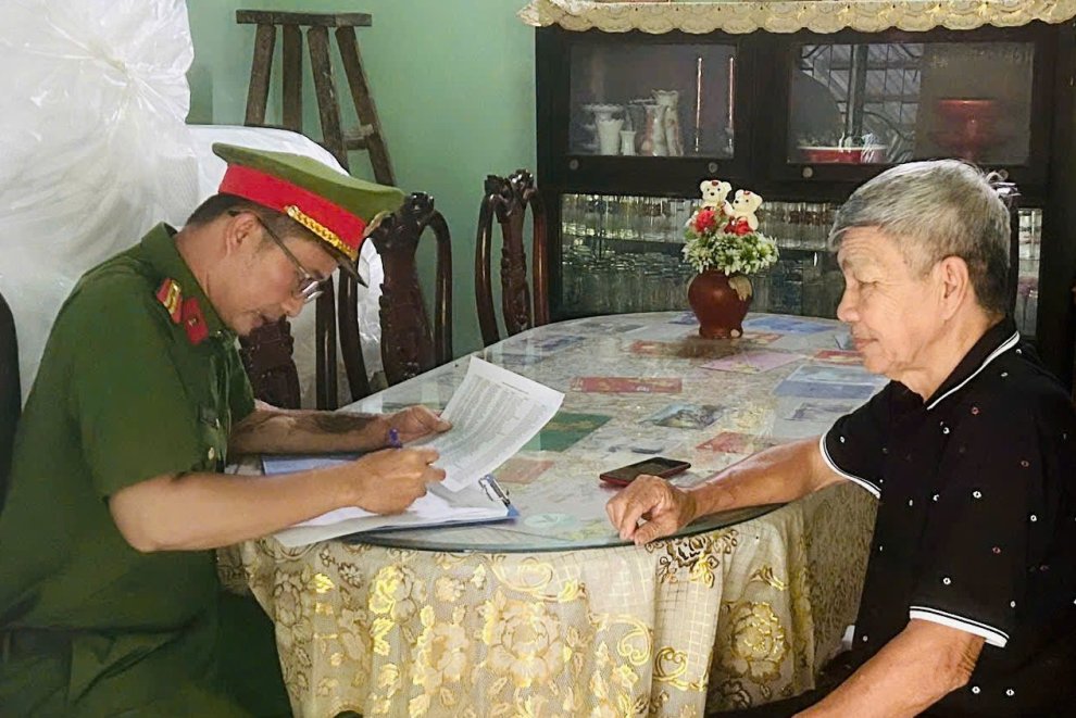 Công an xã Trà Ôn thu thập thông tin thân nhân liệt sĩ