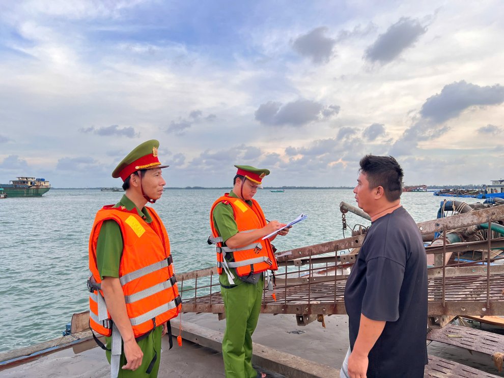 Công an xã tuyên truyền chủ phương tiện các nội dung liên quan khai thác khoáng sản