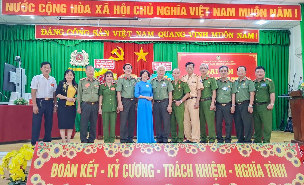 Đại biểu chụp ảnh lưu niệm