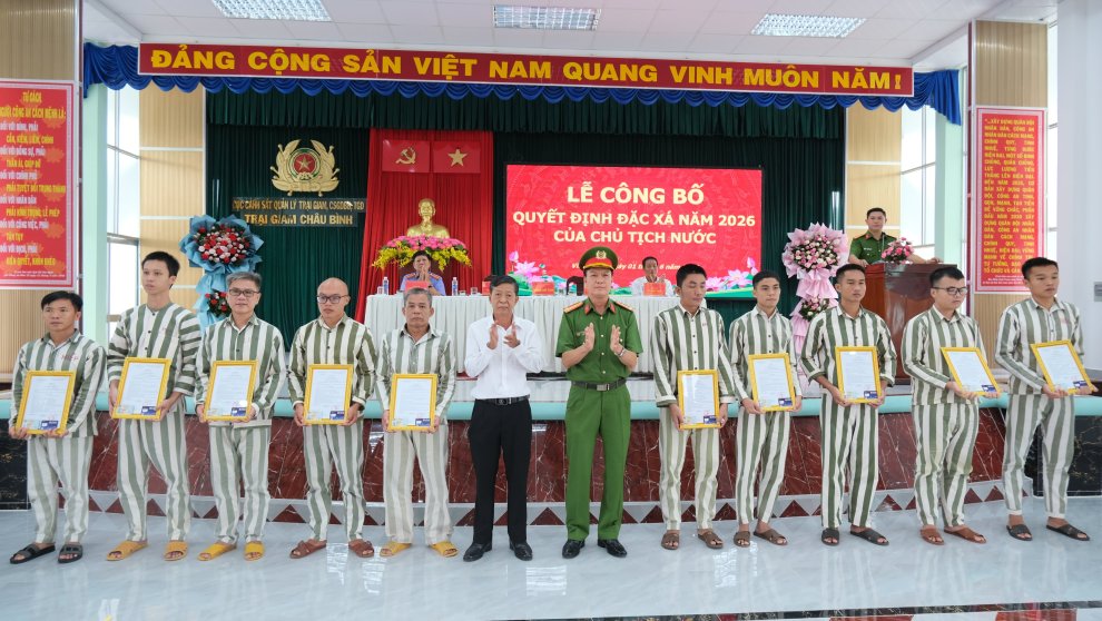 Đại biểu trao Quyết định đặc xá năm 2026 cho các phạm nhân